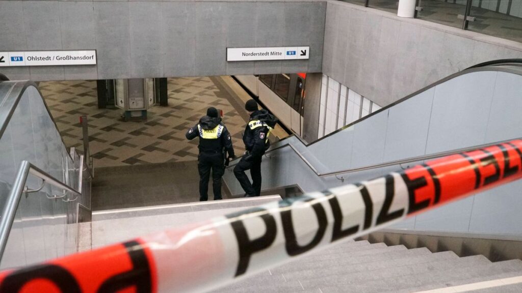U-Bahn Sicherheit Hamburg: Mann reißt Frau mit sich in Wandsbek