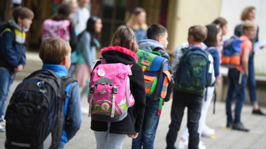 Schulkosten Deutschland 2024: Ausgaben steigen auf 10.500 Euro